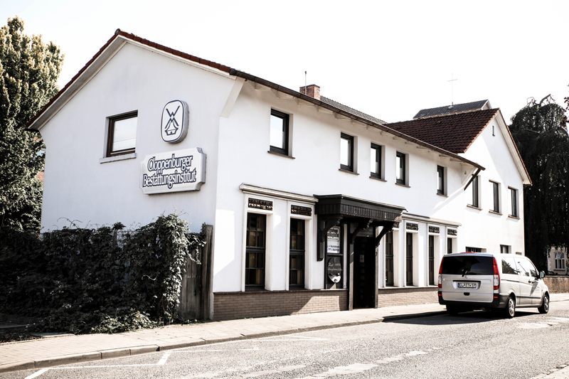Das Haus Hofkamp 7 in Cloppenburg-Krapendorf mit dem Windmühlen-Schild des Cloppenburger Bestattungsinstituts