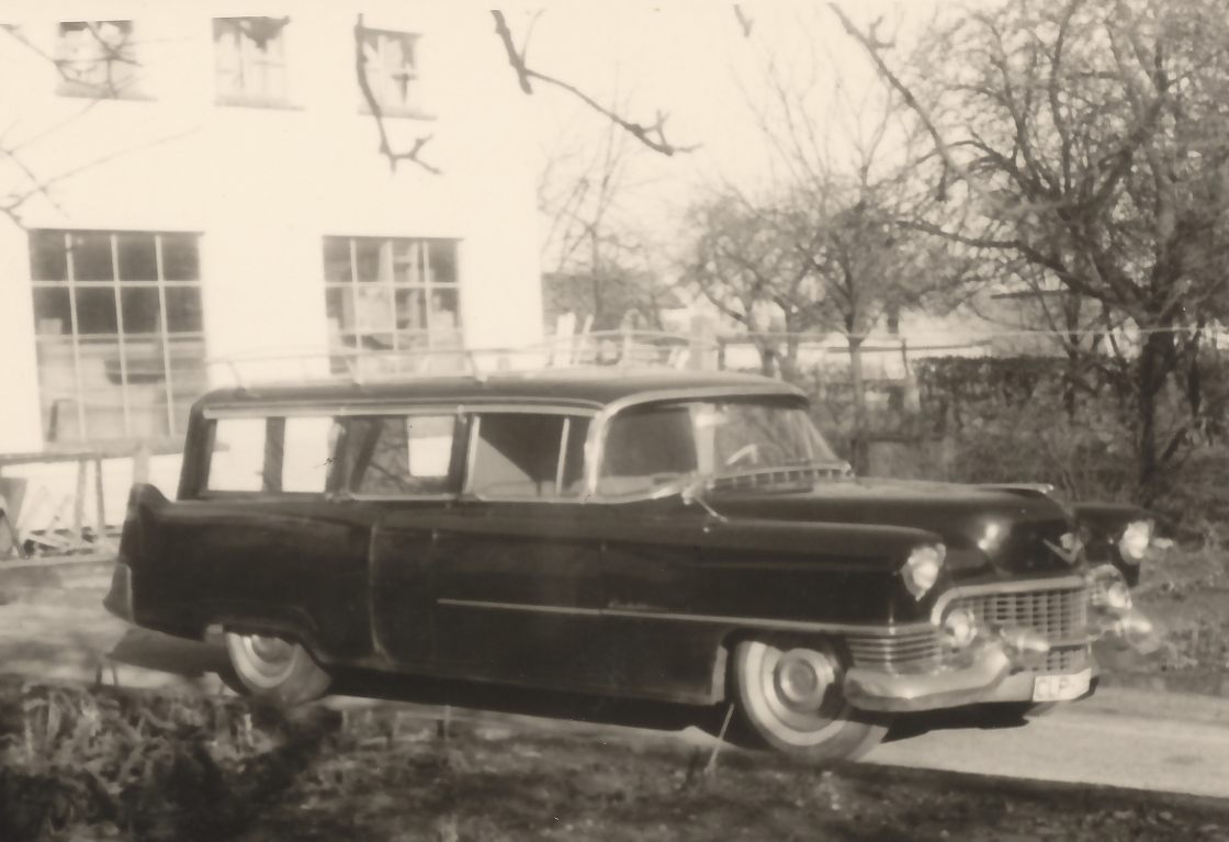Der erste Leichenwagen des Cloppenburger Bestattungsinstituts, ein schwarzer Cadillac, in einer zweiten Aufnahme